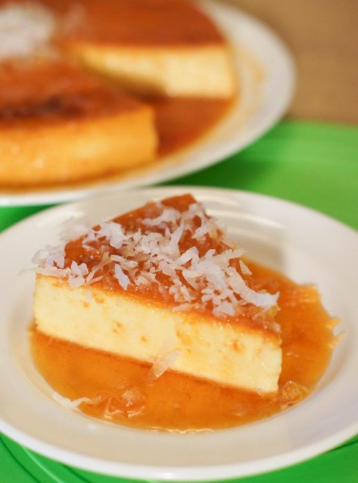 plato con rebanada de faln de coco