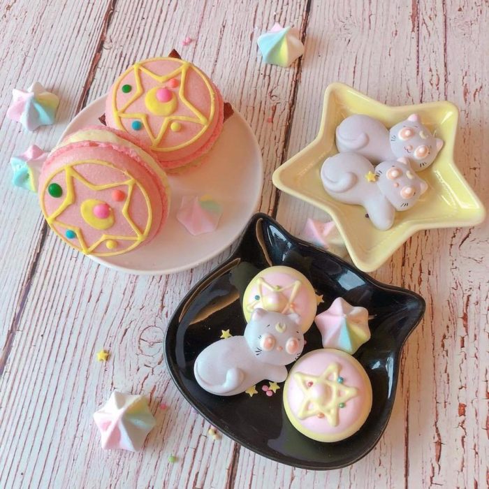 Galletas y merengues de colores pastel en forma delprimsa lunar de Sailor Moon