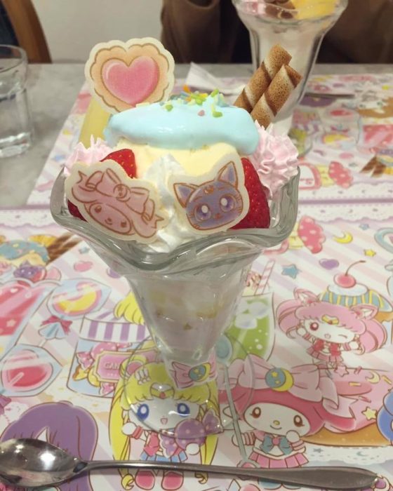 Copa de helado con obleas de personajes de Sailor Moon