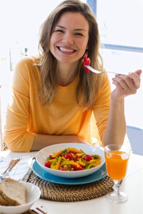 Chica comiendo comida saludable