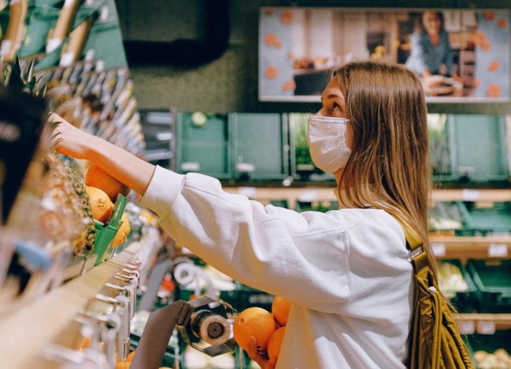 Chica comprando verduras en el supermercado