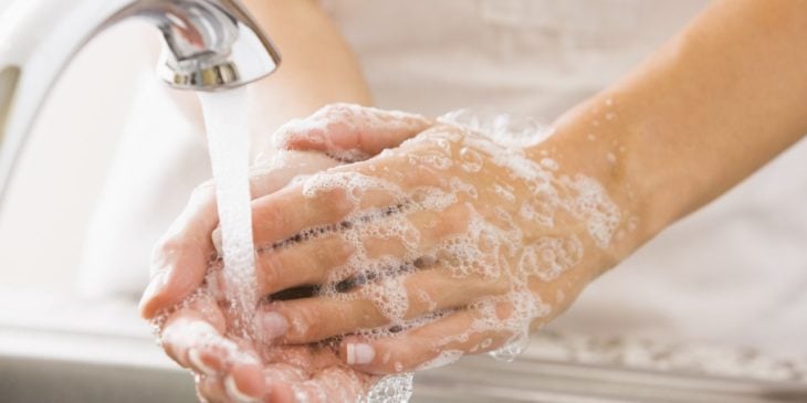 Mujer lavando sus manos con agua y jabón