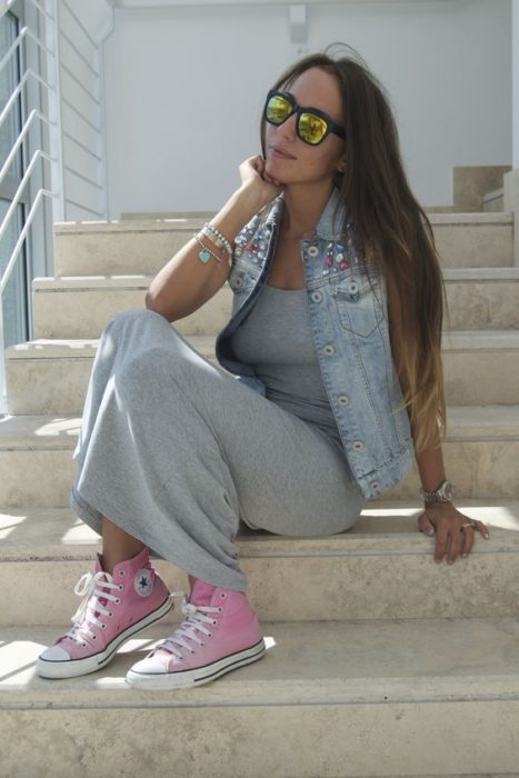 Chica usando converse rosa