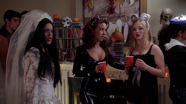 Escena de la película chicas pesadas. Cady Heron junto a sus amigas en Halloween 