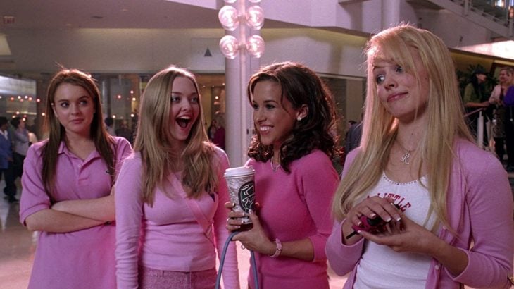 Escena de la película chicas pesadas. Cady y sus amigas en el centro comercial vistiendo de rosa 