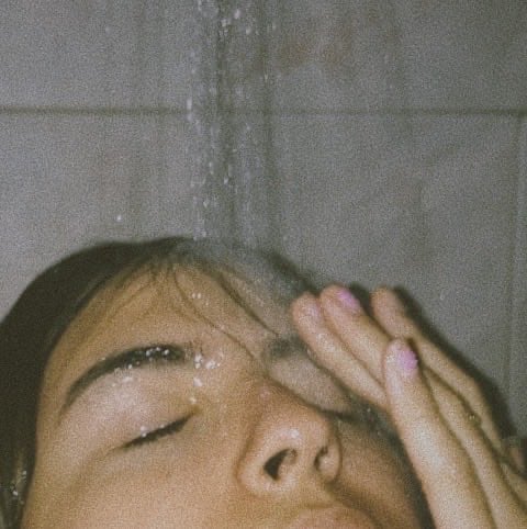 Chica se baña con agua muy caliente