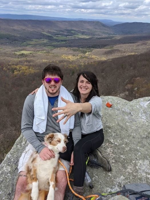 Chico pide matrimonio a su novia en la cima de una montaña