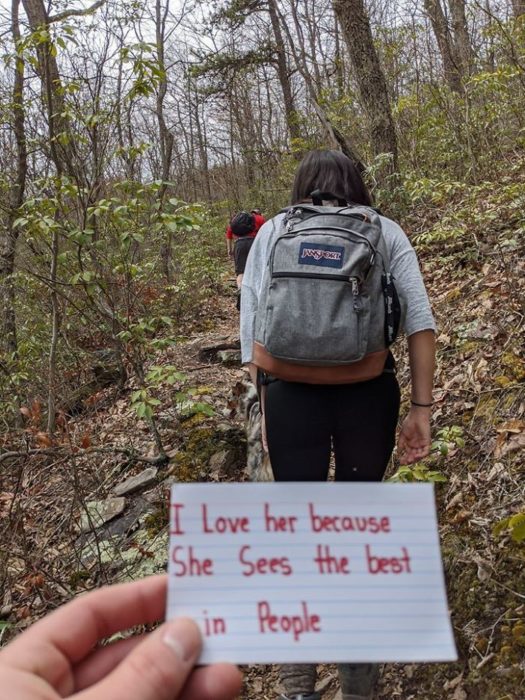 Chico pide matrimonio a su novia en la cima de una montaña