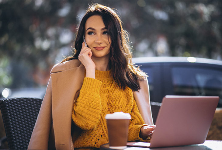 Mujer empresaria atendiendo una llamada 