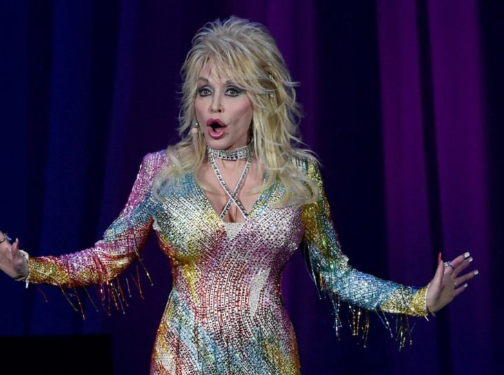 Dolly Parton durante un concurso 