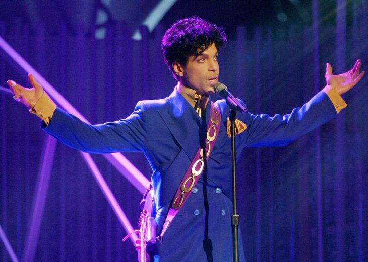 Prince usando su traje morado para dar un concierto 