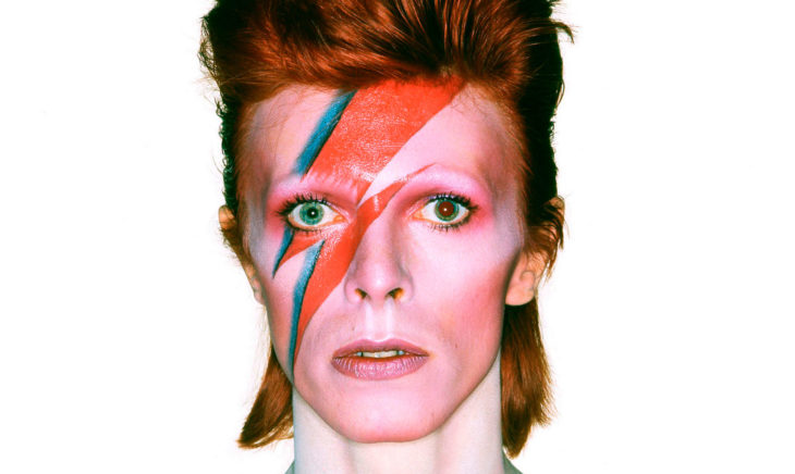 David Bowie con su característico rayo en el rostro