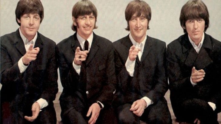 Integrantes del grupo The Beatles posando para una fotografía 