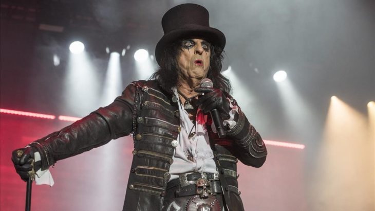 Alice Cooper cantando durante un concierto 