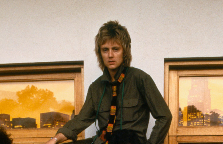 Roger Taylor posando para una fotografía 