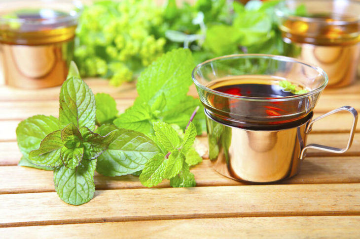 Té de menta en vaso de metal