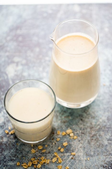 Jarra de cristal con agua de avena