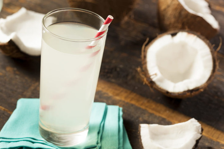 Vaso de agua con agua de coco 