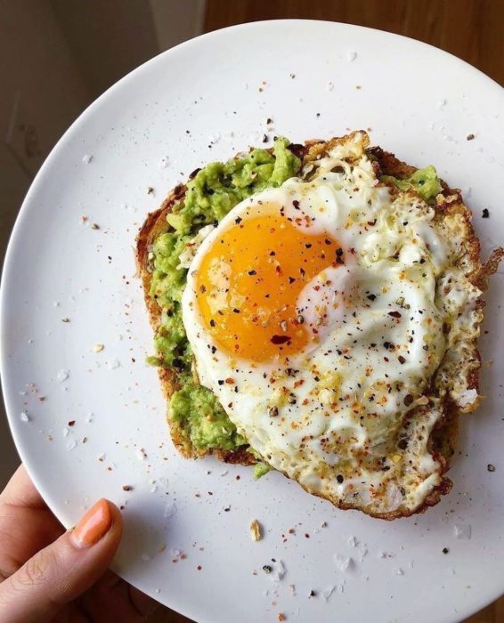 Pan tostado con aguacate y un huevo estrellado