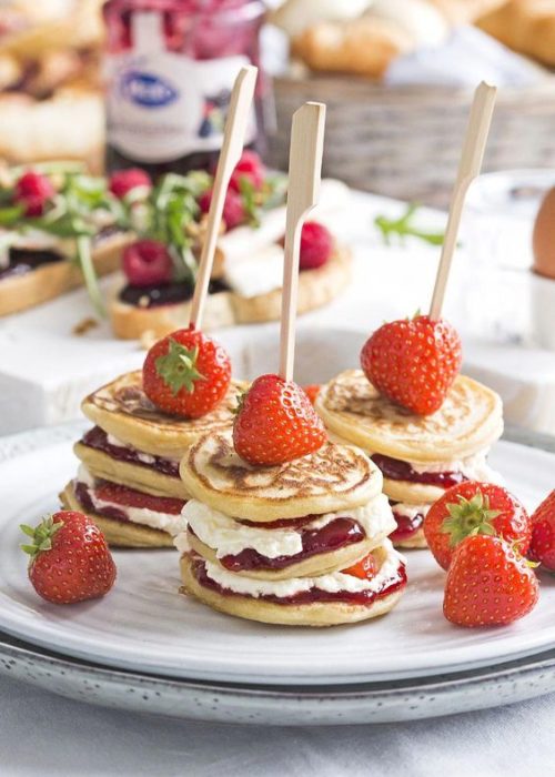 Beochetas de hotcakes con fresas