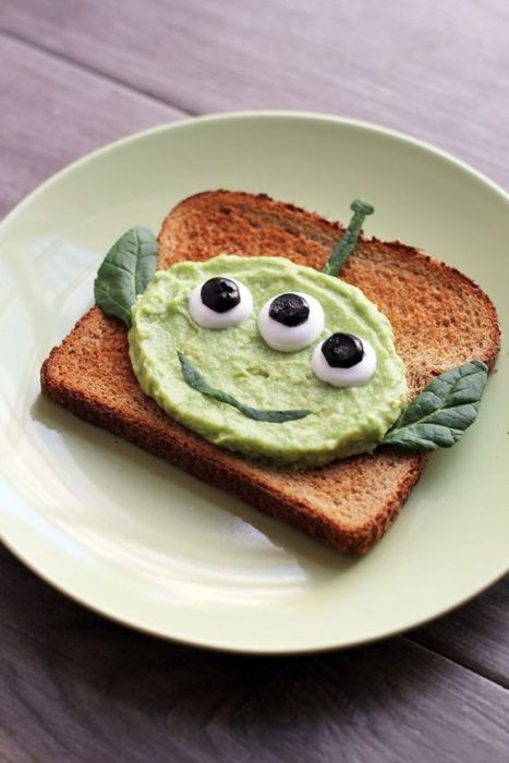 Pan tostado con aguacata en forma de marcianito