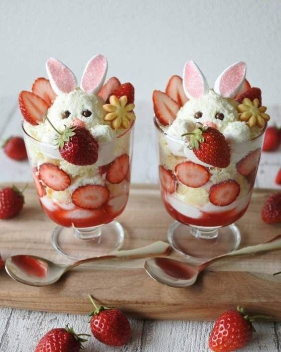 Vasos de yogurt con fresas y conejitos de coco