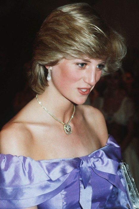 lady Di usando una blusa off the shoulder