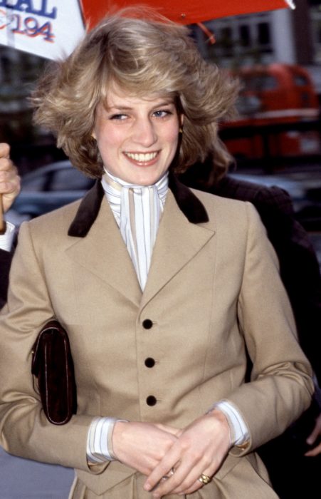 Lady Di usando una gabardina caqui