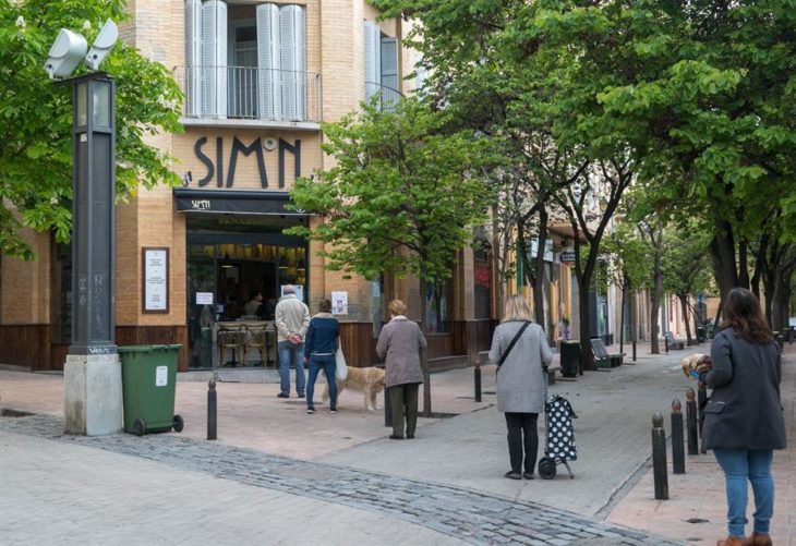 Personas yendo a realizar sus compras, manteniendo su sana distancia