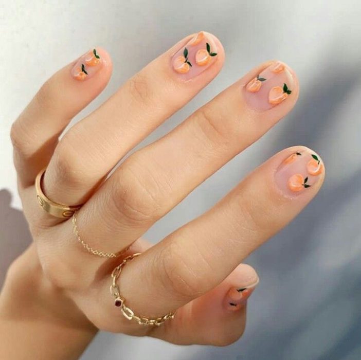 Diseño de manicure de duraznos