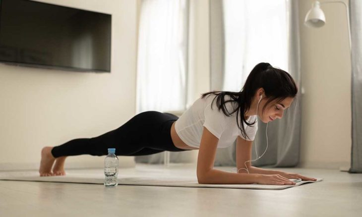 Chica realizando ejercicio en casa