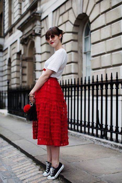 Mujer con blusa blanca y falda roja