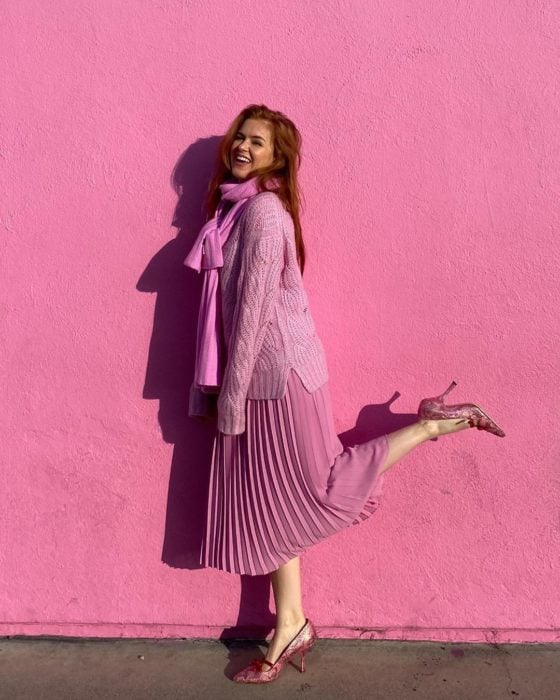 Isla Fisher posando con un outfit total en rosa 