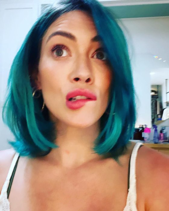 Hilary Duff con el cabello teñido de color azul con reflejos en verde 