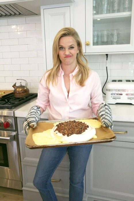 Reese Whiterspoon cocinando un pastel que se deshizo 