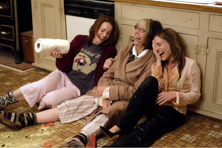 Escena de la película la joya de la familia. Mujeres recostadas en el suelo riendo 