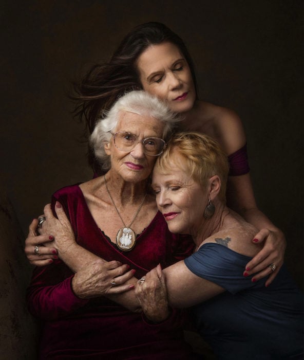 Tres generaciones de hijas abrazadas 