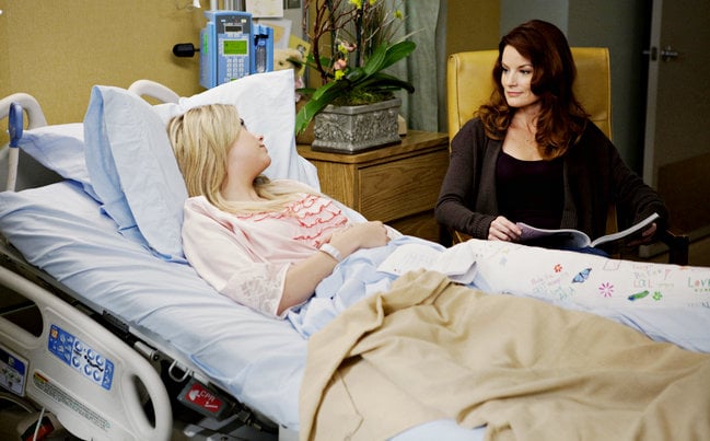Escena de la serie Pretty Little Liars, chica hospitalizada y su madre junto a ella 