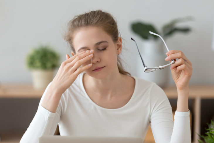 Mujer frotándose los ojos