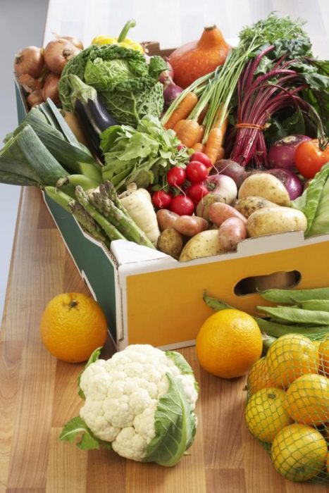 Caja llena de frutas y verduras frescas