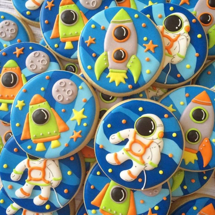 Galletas para festejar el día del niño de astronautas y naves espaciales