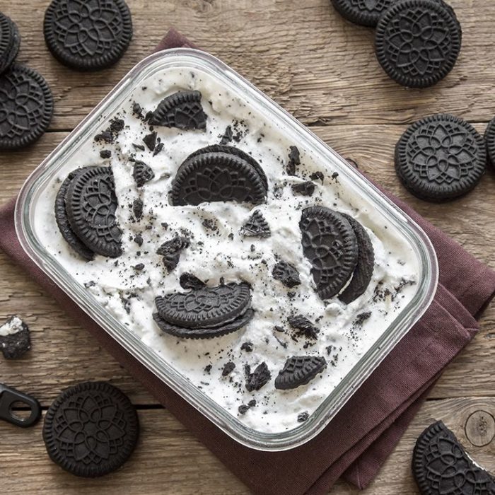 Recipiente con helado de oreo casero