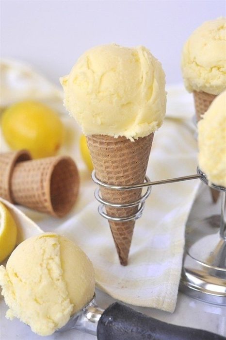 Cono de helado con nieve de vainilla casero