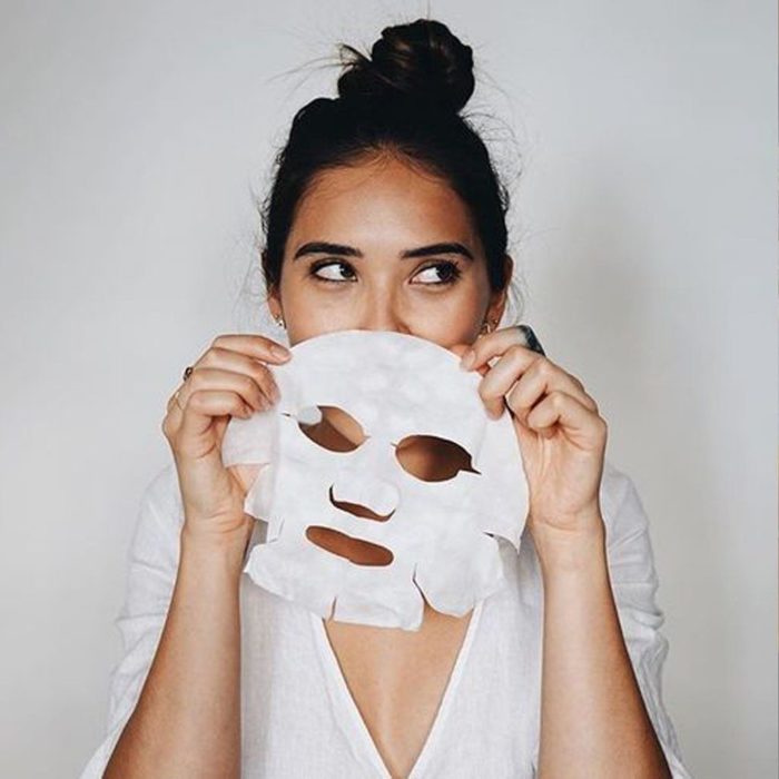 Mujer aplicando una mascarilla de papel