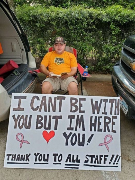 Albert Conner apoya a su esposa afuera del hospital