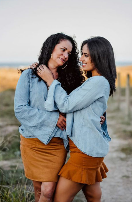 Madre e hija vestidas iguales con blusa azul y falda color caramelo