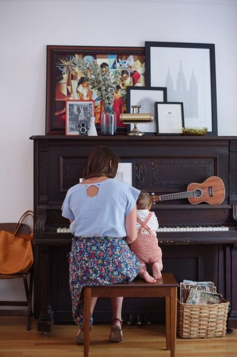 Madre e hija tocando el piano