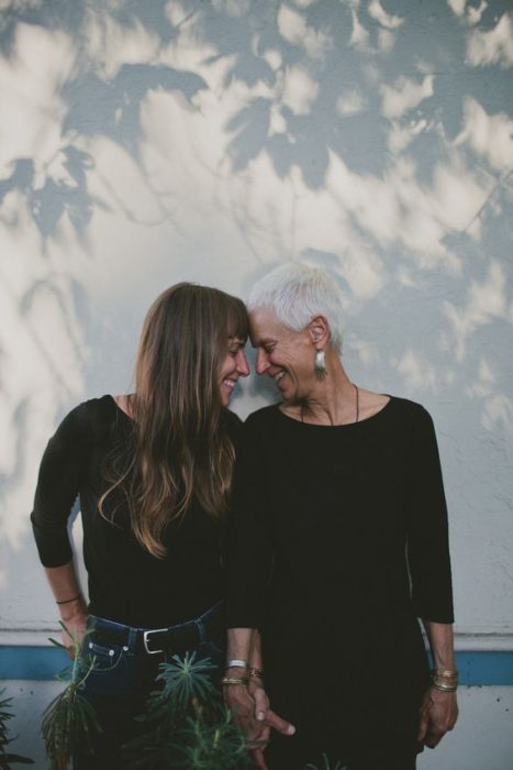 madre e hija tomadas de las manos y unidos sus frentes