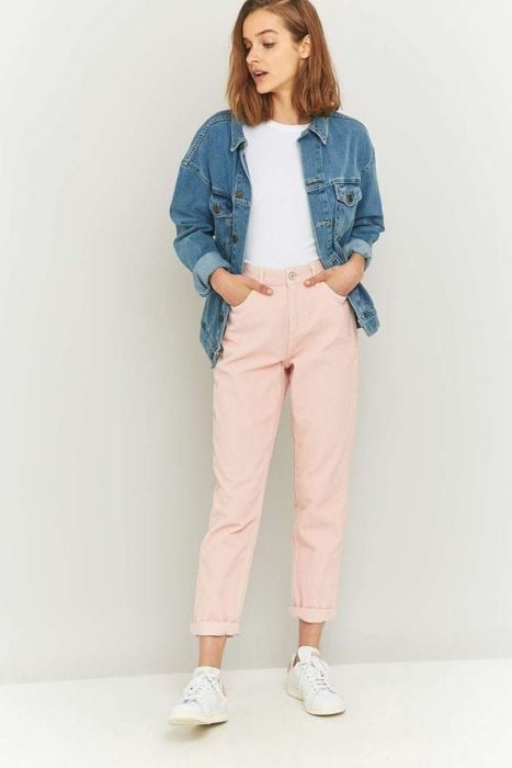 Chica usnado jeans rosados