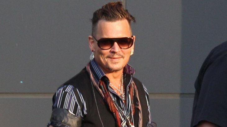 Johnny depp posando para una foto durante una alfombra roja 